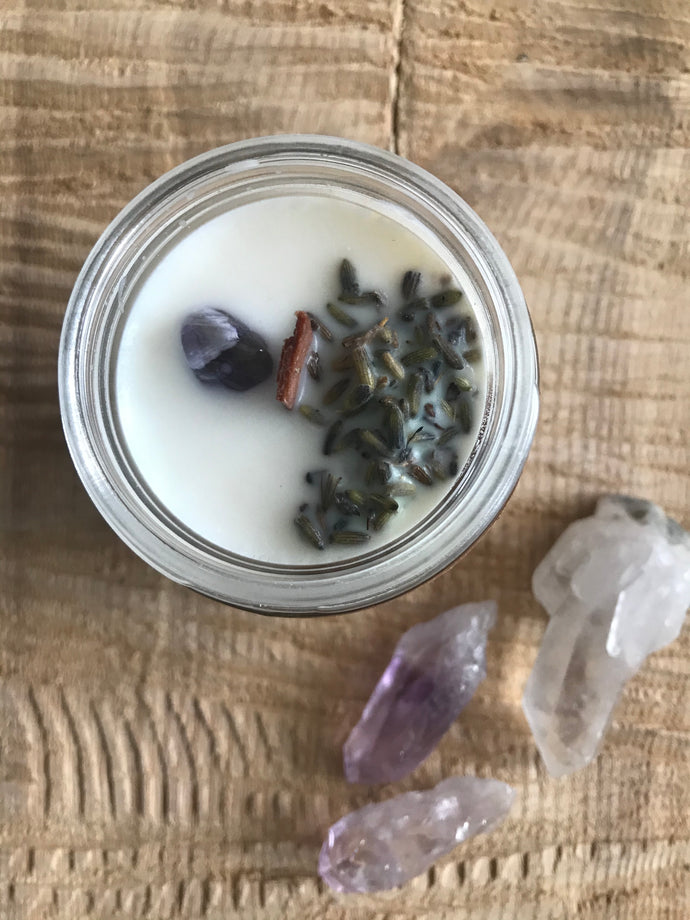 Protection soy candle with amethyst crystal